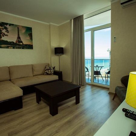Holiday Lux Sea Towers Батуми Екстериор снимка