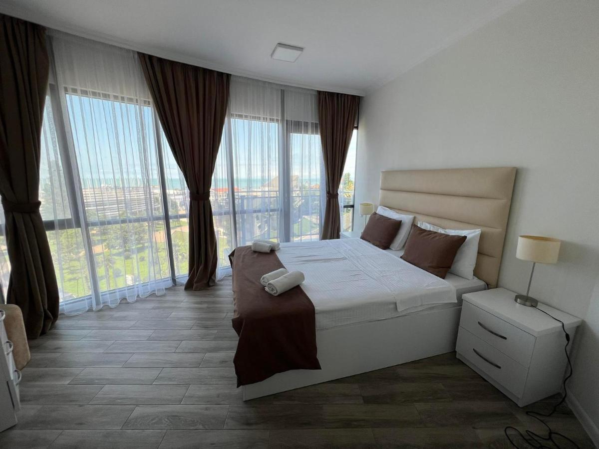 Holiday Lux Sea Towers Батуми Екстериор снимка