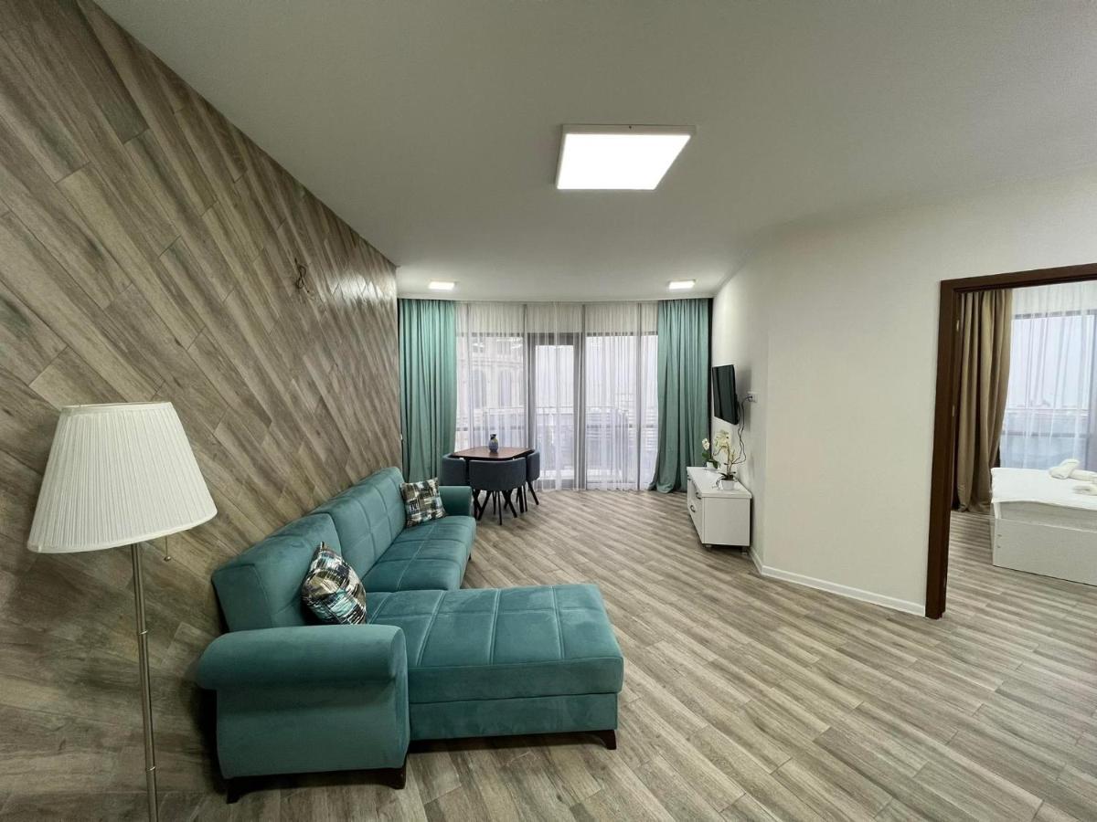 Holiday Lux Sea Towers Батуми Екстериор снимка