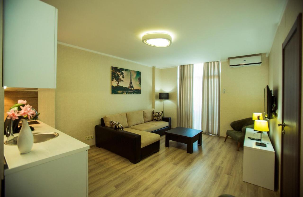 Holiday Lux Sea Towers Батуми Екстериор снимка