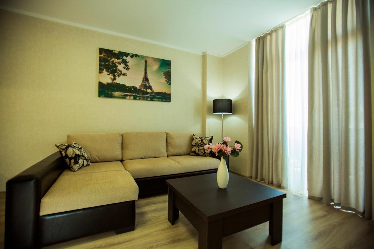 Holiday Lux Sea Towers Батуми Екстериор снимка
