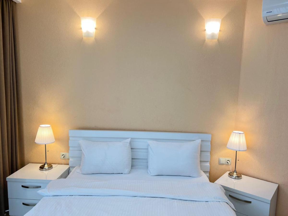 Holiday Lux Sea Towers Батуми Екстериор снимка