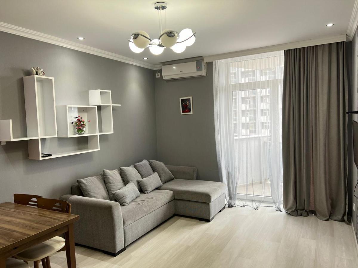 Holiday Lux Sea Towers Батуми Екстериор снимка