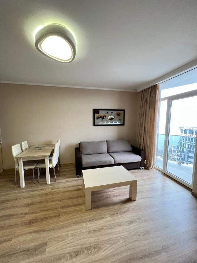 Holiday Lux Sea Towers Батуми Екстериор снимка