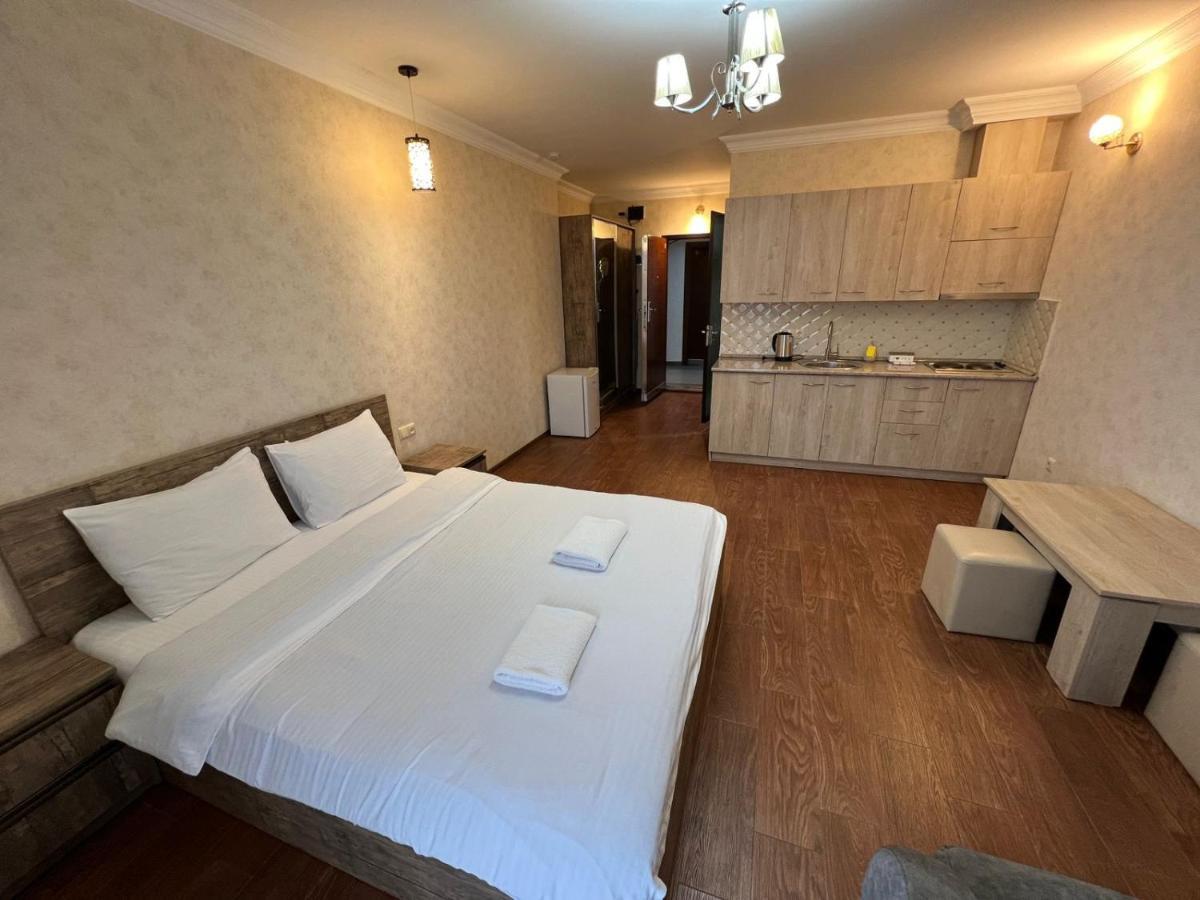 Holiday Lux Sea Towers Батуми Екстериор снимка