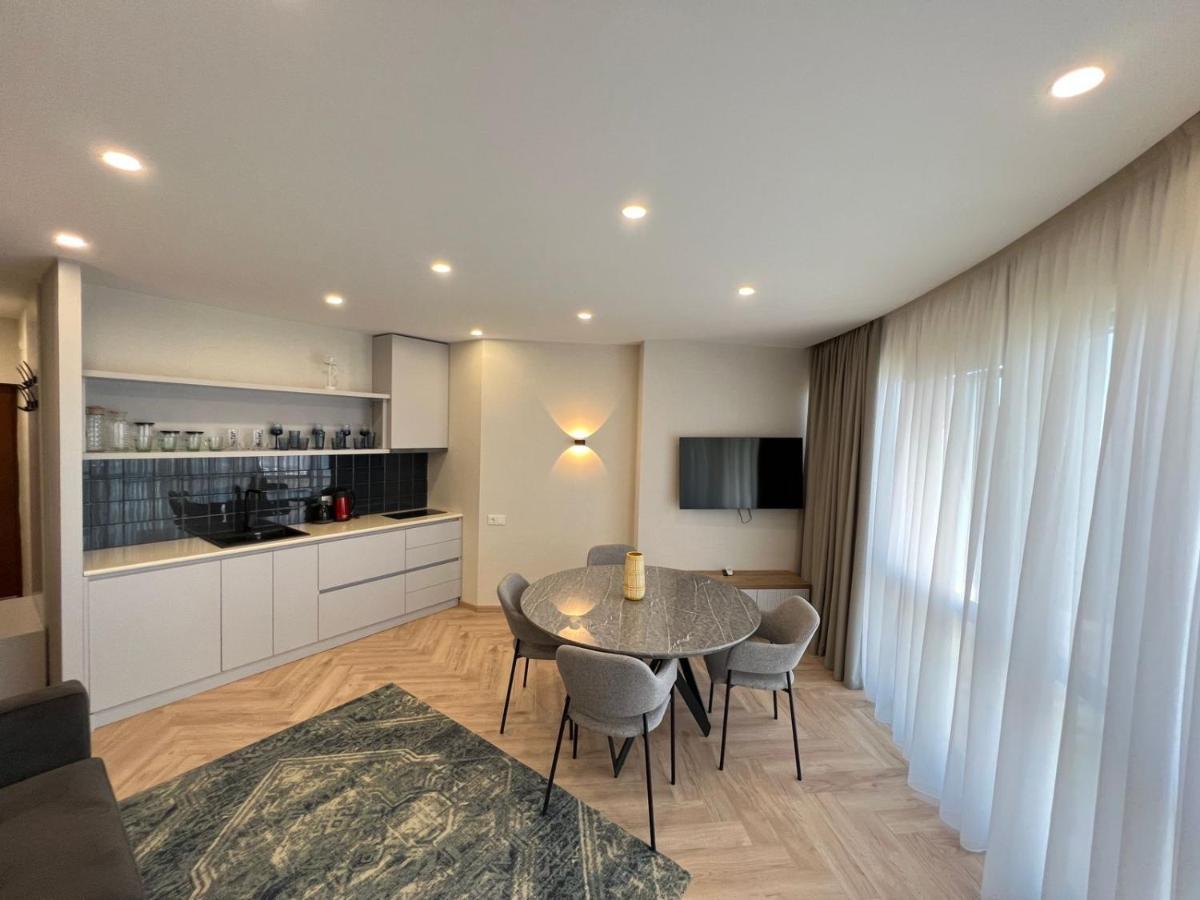 Holiday Lux Sea Towers Батуми Екстериор снимка