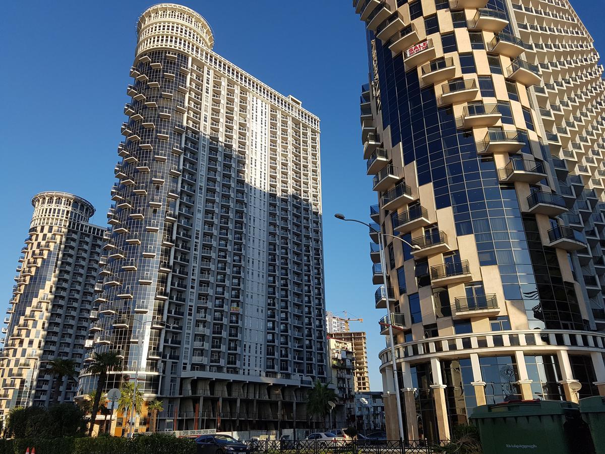 Holiday Lux Sea Towers Батуми Екстериор снимка