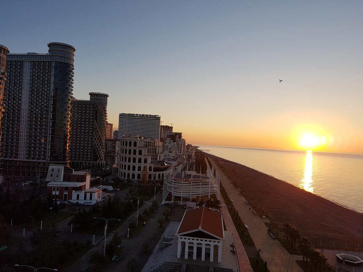 Holiday Lux Sea Towers Батуми Екстериор снимка