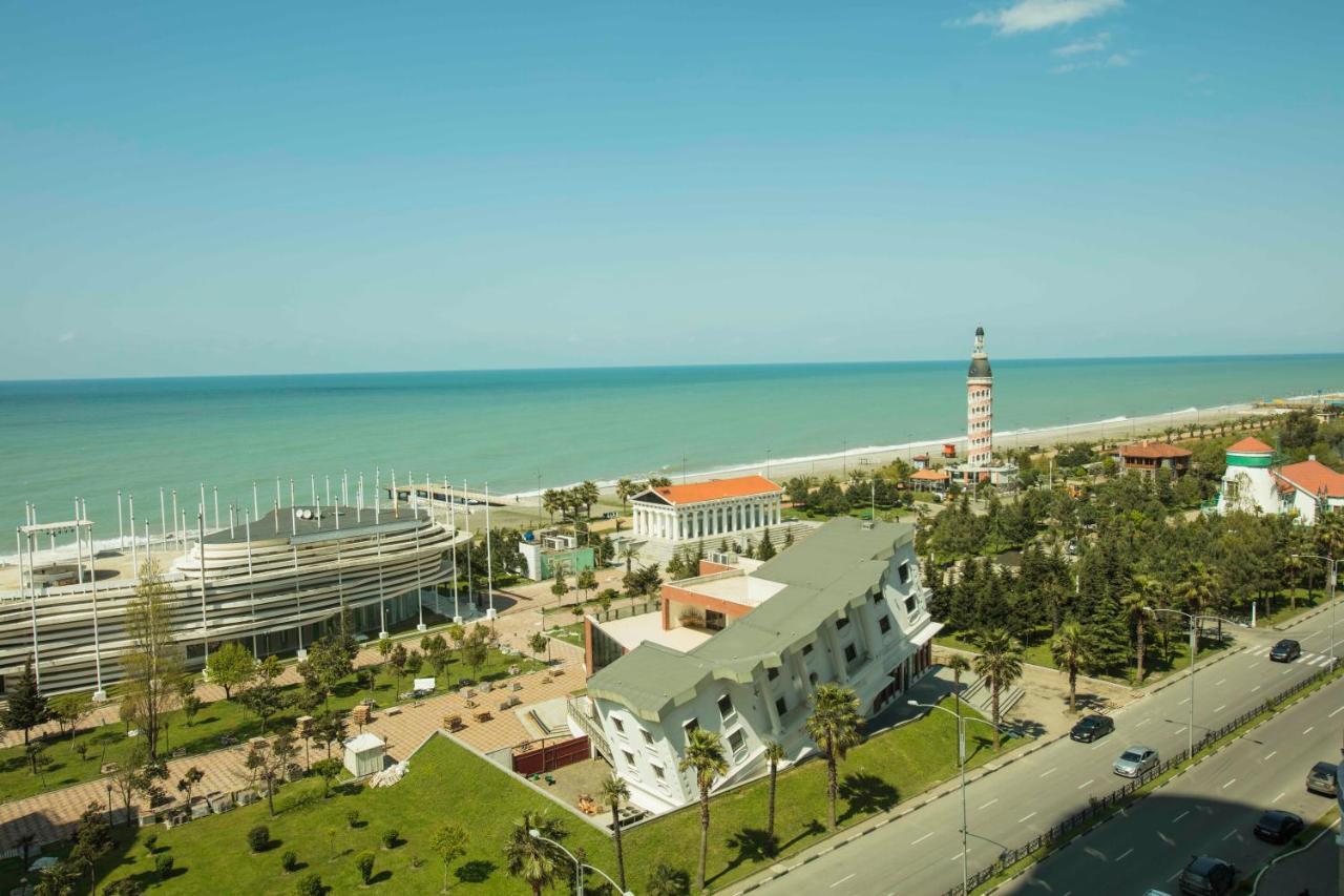 Holiday Lux Sea Towers Батуми Екстериор снимка